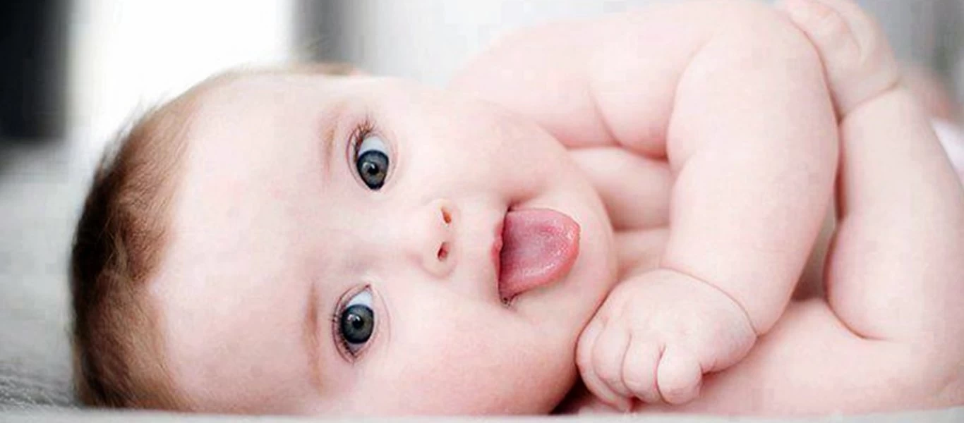 Αυτό το πεινασμένο νεογέννητο μωράκι θα σας κλέψει την καρδιά (βίντεο)